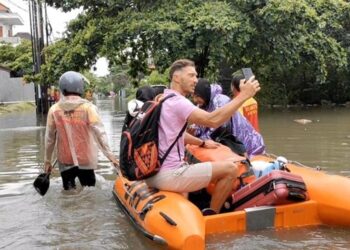 Banjir di Bali Kepung Kamar Villa, Turis Asing Dievakuasi Perahu Karet