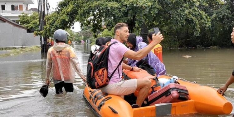 Banjir di Bali Kepung Kamar Villa, Turis Asing Dievakuasi Perahu Karet