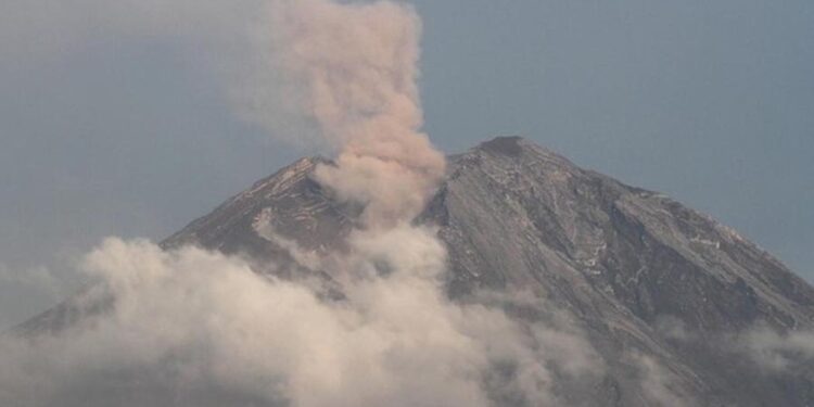Gunung Semeru 5 Kali Erupsi Senin Pagi, Tinggi Letusan Capai 1 KM