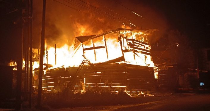 Diduga Gara-Gara Aksi Main Bakar Petasan, Gudang Anugerah Land di Jalan Watem Di Lahap Si Jago Merah