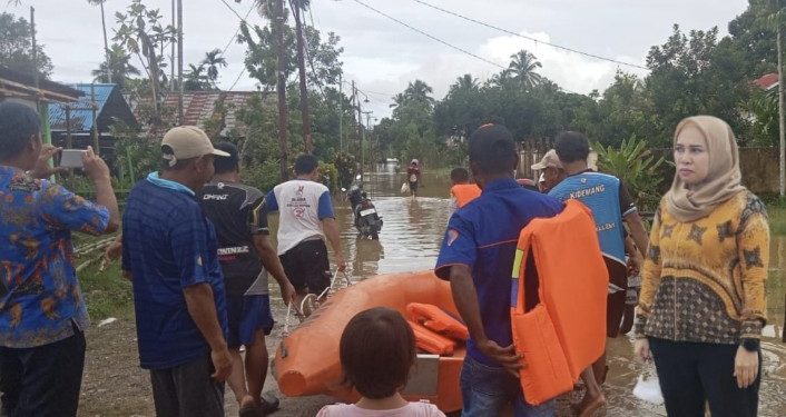 Dampak Banjir, Sejumlah Warga Di Kabupaten Sorong Dievakuasi Pakai Perahu Karet