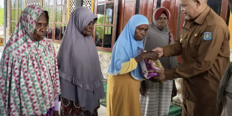 Jelang Hari Raya Idul Fitri 1446 H Dinas Ketapang Distribusikan 650 Paket Sembako Gratis Bagi OAP