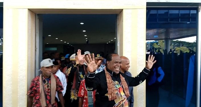 Tiba Disorong Johny Kamuru dan Ahmad Sutedjo Disambut Dengan Kesederhanaan