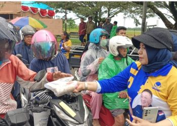 Berbagi Kebersamaan Di Bulan Suci Ramadhan Rumah Aspirasi Sahabat Rico Sia Bagikan 5.500 Takjil 