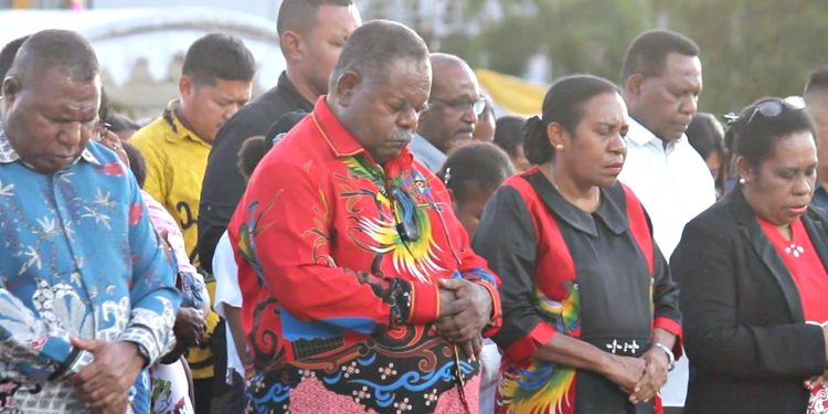 Semarak Perayaan Paskah dan Jalan Obor di Kabupaten Sorong, Gubernur Elisa Kambu Serukan Persatuan dan Damai