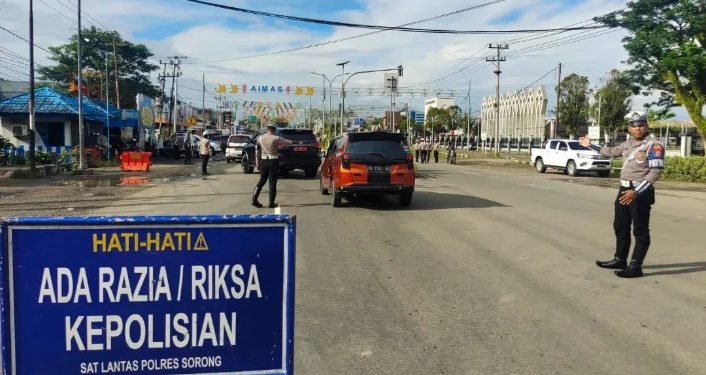 Polres Sorong Gelar Razia di Aimas: Tegakkan Tertib Lalu Lintas dan Tekan Kriminalitas