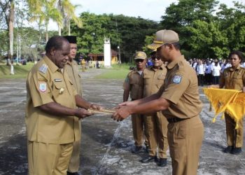 Bupati Sorong Pimpin Apel Bersama, Serahkan SK PLT Sekda