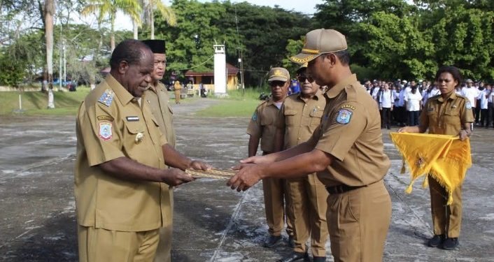 Bupati Sorong Pimpin Apel Bersama, Serahkan SK PLT Sekda