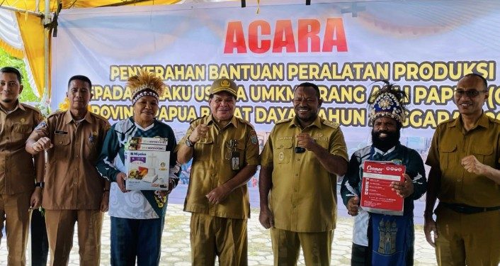 Bangkitkan Ekonomi Lokal, Pemprov Papua Barat Daya Serahkan Alat Produksi Ke UMKM OAP