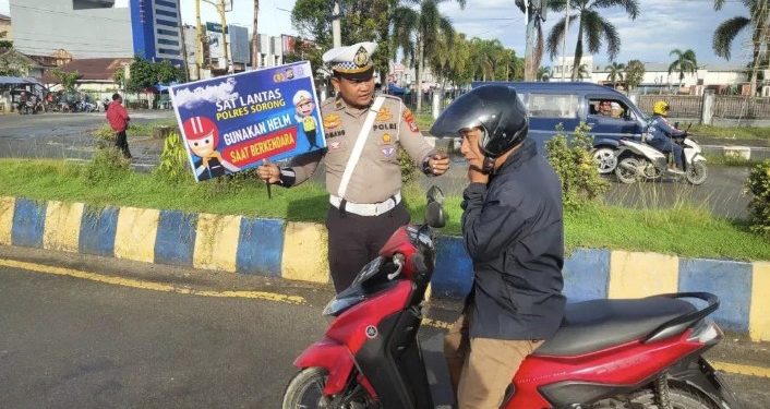 Polres Sorong Himbau Pentingnya Keselamatan Berkendara: Gunakan Helm SNI dan Patuhi Aturan Lalu Lintas