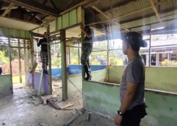 Gotong Royong Satgas TMMD dan Warga Kampung Yeflio Bangun Rumah Layak Huni