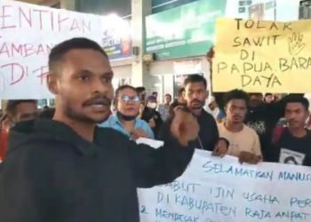 Menteri Bahlil Diteriaki “Penipu” Usai Keluar Lewat Pintu Belakang Bandara, Massa Tuntut Hentikan Tambang Nikel di Raja Ampat. 