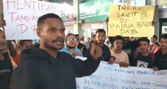 Menteri Bahlil Diteriaki “Penipu” Usai Keluar Lewat Pintu Belakang Bandara, Massa Tuntut Hentikan Tambang Nikel di Raja Ampat. 
