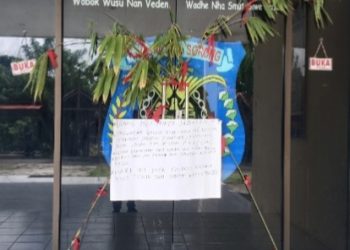 Kantor BKDD Kabupaten Sorong di Palang : Anak Moi Menuntut Kursi di Tanah Sendiri