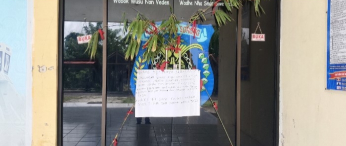 Kantor BKDD Kabupaten Sorong di Palang : Anak Moi Menuntut Kursi di Tanah Sendiri