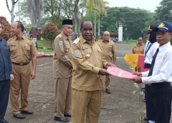 Diguyur Hujan Deras, 757 CPNS Formasi 2021 dan 2024 Tetap Berdiri Tegak Terima SK dari Bupati Sorong