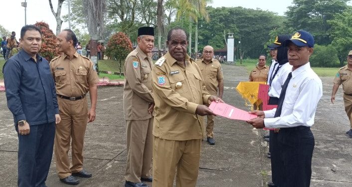 Diguyur Hujan Deras, 757 CPNS Formasi 2021 dan 2024 Tetap Berdiri Tegak Terima SK dari Bupati Sorong