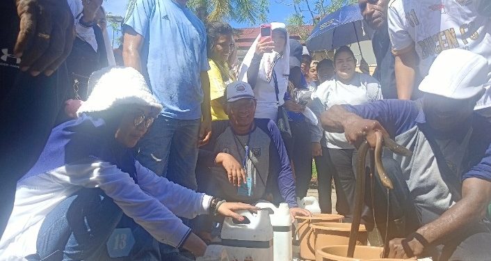 Ketua TP-PKK Kabupaten Sorong Hadiri Lomba Tangkap Belut, Warnai HUT ke-58 Kabupaten Sorong