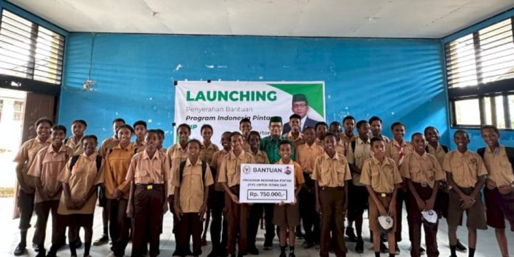 Hartono Salurkan Bantuan Program Indonesia Pintar untuk Pelajar di Papua Barat Daya: Komitmen Nyata DPD RI Dukung Dunia Pendidikan