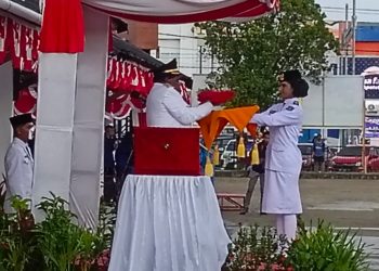 Hujan Tak Surutkan Semangat Nasionalisme, Penurunan Bendera di Kabupaten Sorong Penuh Khidmat