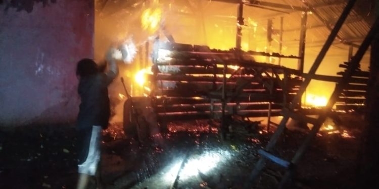 Diduga Gara-Gara Pelita,Rumah Warga di Malaumkarta Ludes Dilalap Api