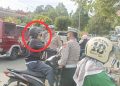 Kesal Dirazia, Pria Separuh Baya Nekat Serudukkan Motor ke Arah Petugas