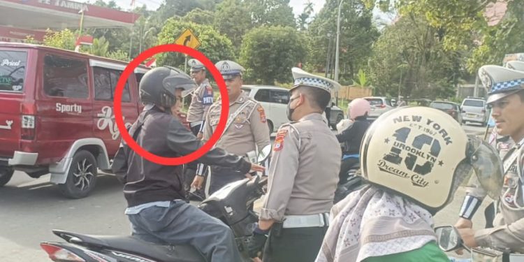 Kesal Dirazia, Pria Separuh Baya Nekat Serudukkan Motor ke Arah Petugas