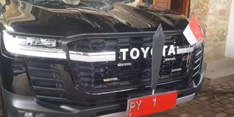 Rumah Gubernur Papua Barat Daya Diserang Massa, Pagar Ambruk, 4 Mobil Rusak Parah