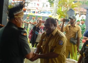 Kodim 1802/Sorong Resmi Berganti Komando, Bupati Sorong Johny Kamuru Hadiri Sertijab dan Tradisi Militer-Adat