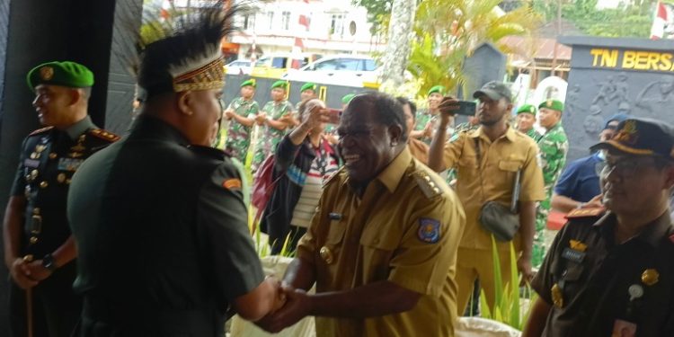 Kodim 1802/Sorong Resmi Berganti Komando, Bupati Sorong Johny Kamuru Hadiri Sertijab dan Tradisi Militer-Adat