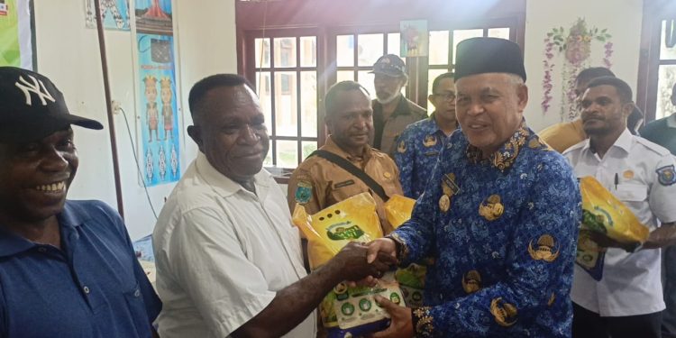 Pemkab Sorong Salurkan Cadangan Pangan untuk 5.000 Keluarga