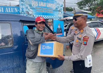 HUT 70 Tahun Polantas, Satlantas Polres Sorong Gelar Aksi Berbagi Untuk Mama Pinang, Sopir Angkot dan Tukang Ojek