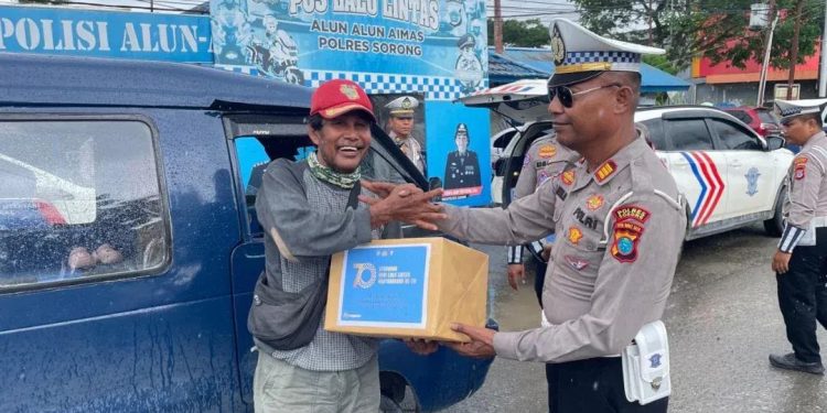 HUT 70 Tahun Polantas, Satlantas Polres Sorong Gelar Aksi Berbagi Untuk Mama Pinang, Sopir Angkot dan Tukang Ojek