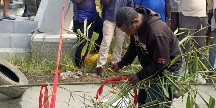 Tuntutan Hak Ulayat, Masyarakat Adat Makmini Palang Pasar Mariat Kabupaten Sorong: Aktivitas Lumpuh dan Puluhan Kendaraan Terjebak Macet