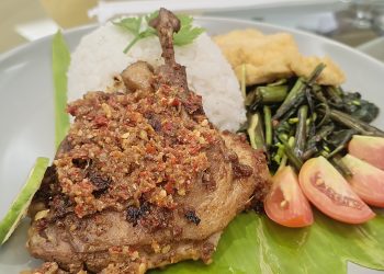 Cita Rasa Lombok Hadir di Tanah Papua : Aimas Hotel Suguhkan Bebek Bakar Taliwang dan Minuman Tropis yang Menyegarkan