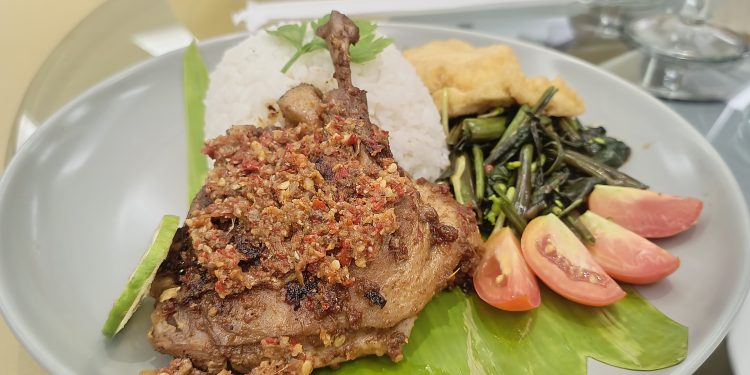 Cita Rasa Lombok Hadir di Tanah Papua : Aimas Hotel Suguhkan Bebek Bakar Taliwang dan Minuman Tropis yang Menyegarkan