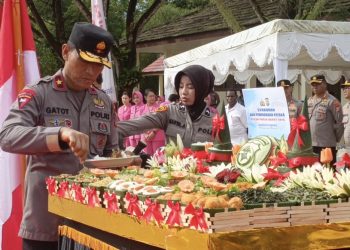 Kirab Pataka 2,5 Kilometer Resmi Tandai Kepindahan Polda Papua Barat Daya Berkantor di Aimas