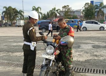 ​Operasi Gabungan ”Zebra Dofior 2025” di Alun-Alun Aimas: Puluhan Kendaraan Terjaring, Anggota TNI Turut Diperiksa!