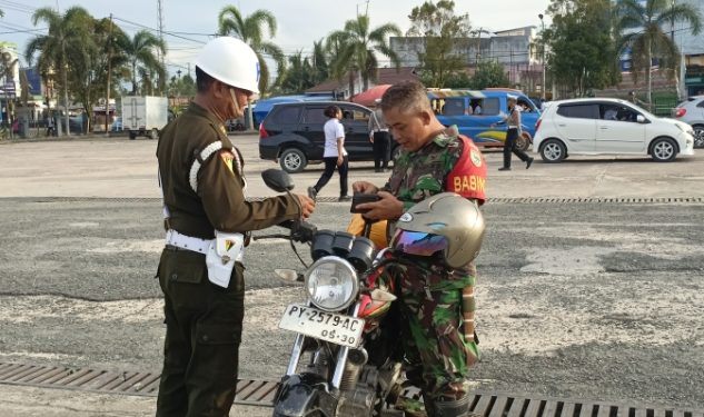 Operasi Gabungan ”Zebra Dofior 2025” di Alun-Alun Aimas: Puluhan Kendaraan Terjaring, Anggota TNI Turut Diperiksa!