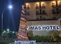 Aimas Hotel Hadirkan Pohon Natal Daun Sukun 12 Meter, Simbol Harapan dan Edukasi Lingkungan di Sorong