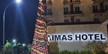 Aimas Hotel Hadirkan Pohon Natal Daun Sukun 12 Meter, Simbol Harapan dan Edukasi Lingkungan di Sorong