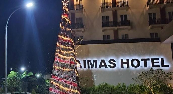 Aimas Hotel Hadirkan Pohon Natal Daun Sukun 12 Meter, Simbol Harapan dan Edukasi Lingkungan di Sorong
