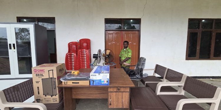 Pemerintah Pusat Perkuat Layanan Administrasi Kampung Fafi lewat Bantuan Peralatan Kantor