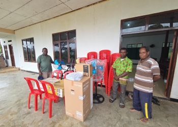 Pemerintah Pusat Serahkan Bantuan Inventaris untuk Gereja Kampung FaFi, Warga Jemaat Bersyukur Jadi Perhatian Presiden. 