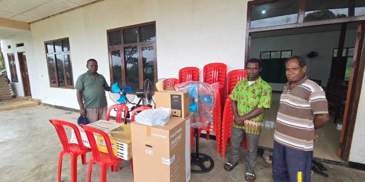 Pemerintah Pusat Serahkan Bantuan Inventaris untuk Gereja Kampung FaFi, Warga Jemaat Bersyukur Jadi Perhatian Presiden. 